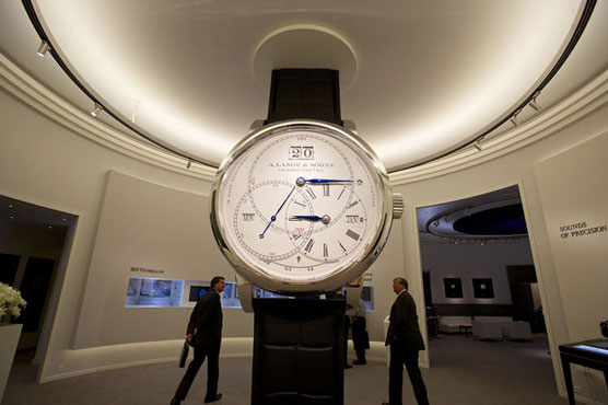 Swiss watchmakers mull price hike on surging franc