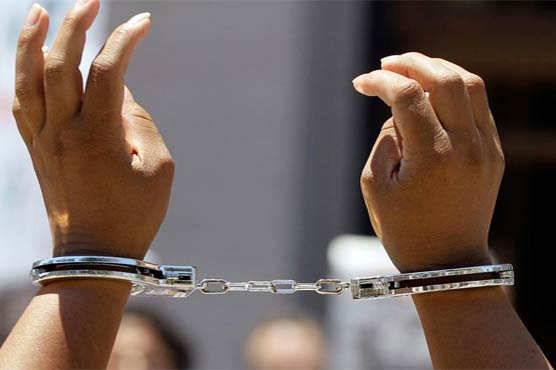 Woman charged with robbing store while toddler was in cab