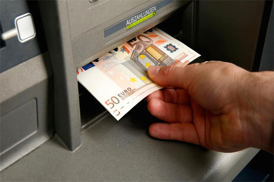 Euro hits 11-year low, Asia shares fall on Greece fears