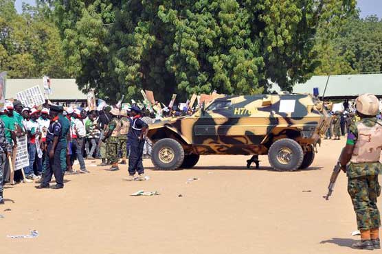 Residents told to stay and fight in embattled Nigerian city
