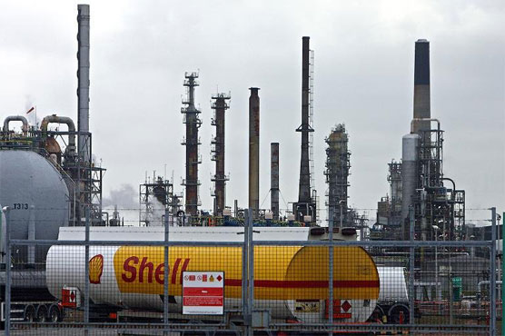Shell cuts spending as sliding oil prices hit profits