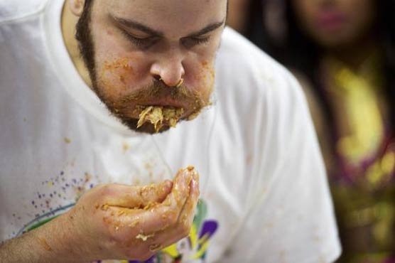 Chicago man smashes Philadelphia eating record