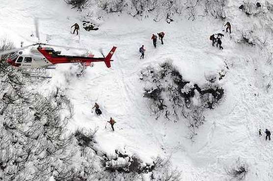 Swiss police: 4 dead after avalanche hits group of skiers