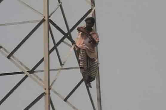 Shujabad: Citizen climbs up electricity poll to protest upon Abid Sher Ali's arrival