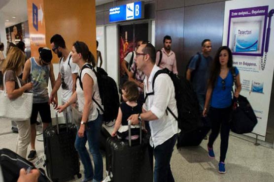 Greeks fly home to vote in knife-edge referendum  