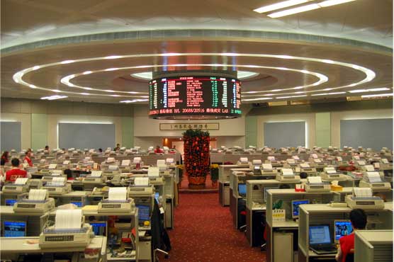 Hong Kong stocks down 3.18% by lunch