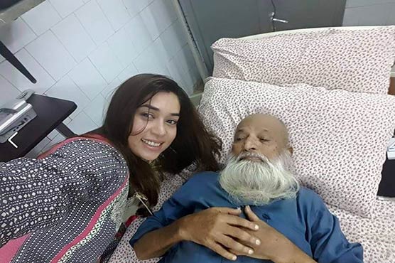 Selfie time; Social media turns on heat on Komal Rizvi