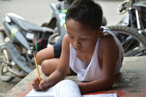 Aid after Filipino boy studying on street goes viral 