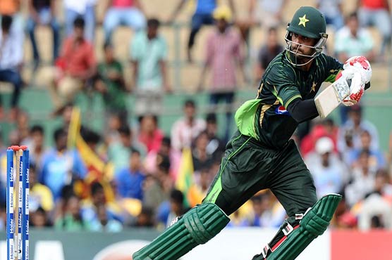 Steady Pakistan reach 210 as Hafeez departs