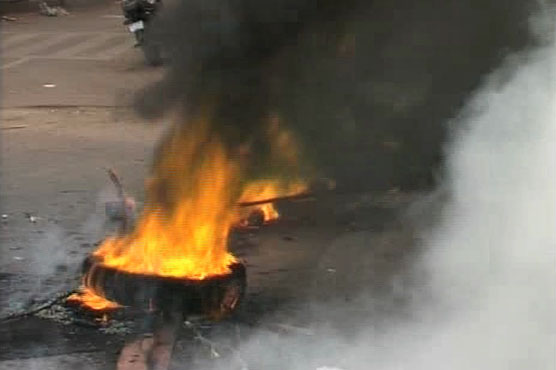 Irked locals protest against K-Electric's fourth major glitch in week