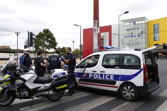 French special forces evacuate employees from mall after gunmen attack