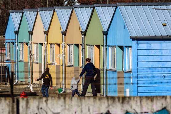 Hungary to close refugee camps in populated areas