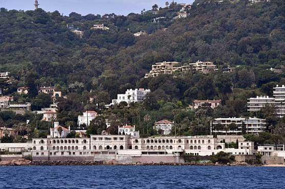 Anger as Saudi king takes over entire French beach