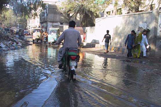 Stagnant water creates problems in Karachi, PMD says more rains coming up 