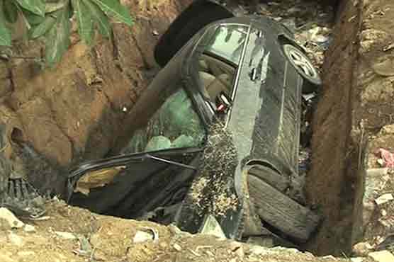 Karachi: Four injured as car plunges into drain during robbery bid