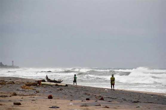 Thousands evacuated as cyclone set to hit Bangladesh 