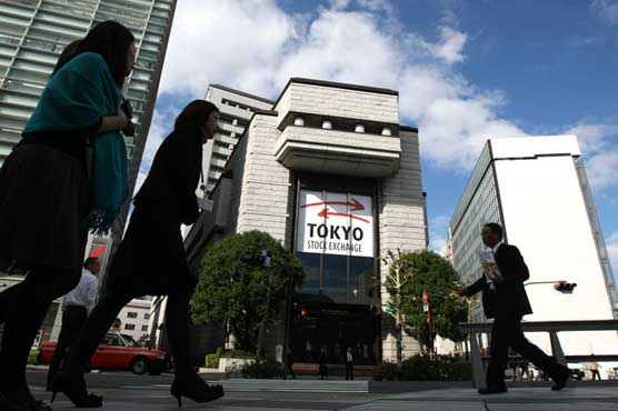 Tokyo stocks edge higher by break