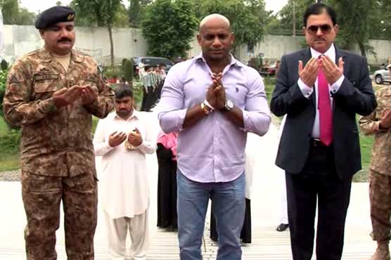 Cricketer Sanath Jayasuriya visits APS Peshawar
