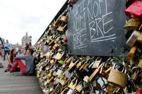 Breaking hearts, breaking chains: Paris removes 'love locks'