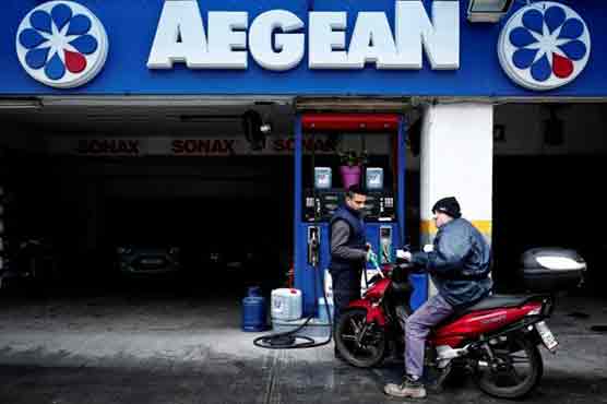 Oil prices fall as crude glut overshadows strong fuel demand