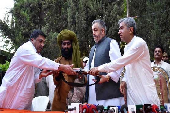 Key leader of banned Baloch organization lays down arms
