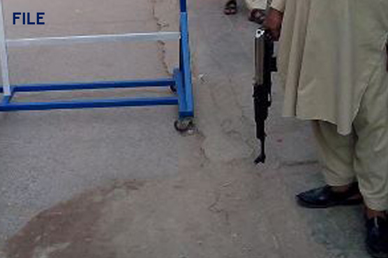 School guard wounded after accidentally shooting himself