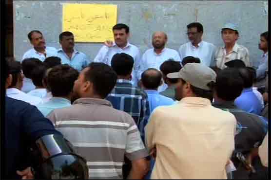 Civil hospital's paramedical staff stages protest in Karachi 