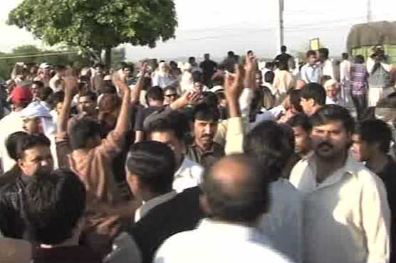 Rawalpindi: Express Highway blocked by relatives of police victims