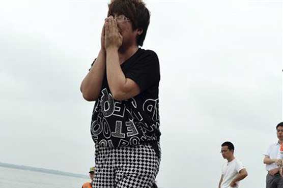 Relatives weep at morgue after China's Yangtze ship disaster