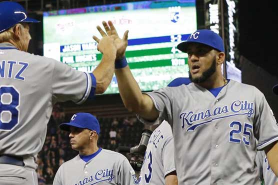 Royals win 3-1 at Twins to claim share of AL Central lead