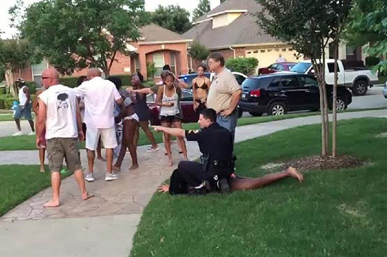 Policeman who pulled gun at Texas pool party resigns