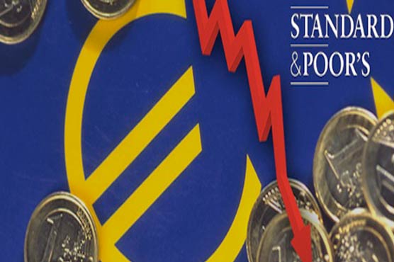 S&P downgrades Greek banks, eyes default within a year