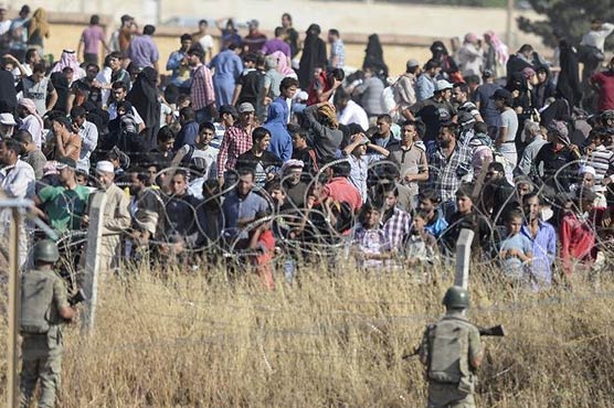 Kurds battle IS on Syria border as Turkey blocks refugees