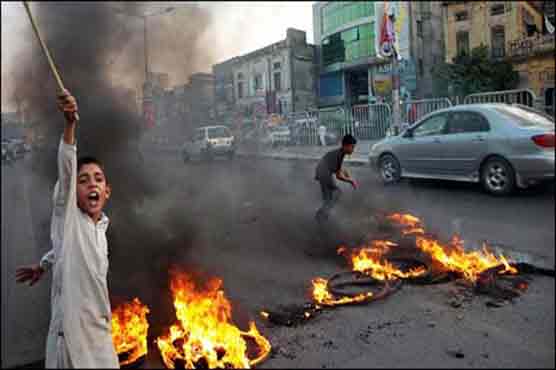 Residents protest against power outage in Karachi