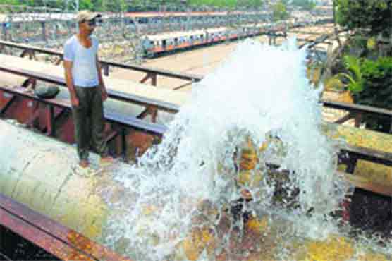 Water pipeline bursts near board office in Karachi
