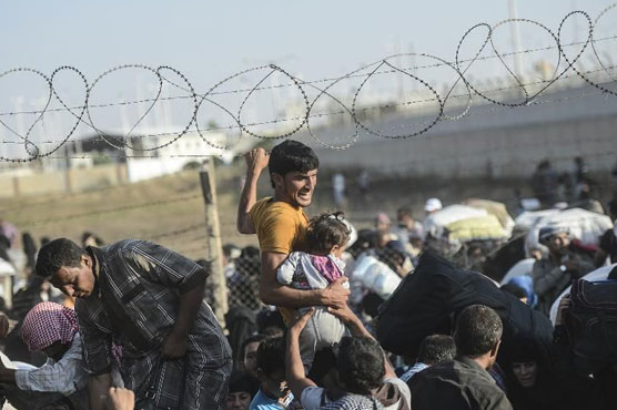 Syria refugees return to border town after IS defeat