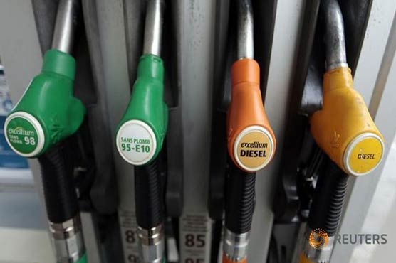 Oil falls on Greek crisis worries, Saudi output signal