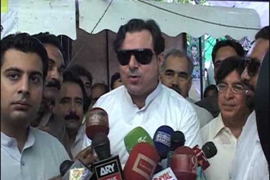 Minister of Food Bilal Yaseen visits 'sasta' bazaar on helicopter