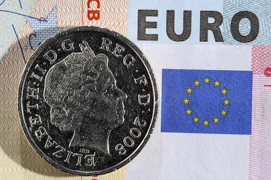Euro holds on to gains in wait for Greek debt deal