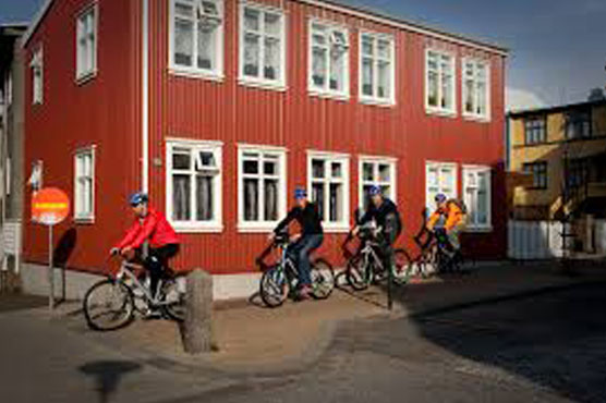Cycling: Riders circle Iceland under midnight sun