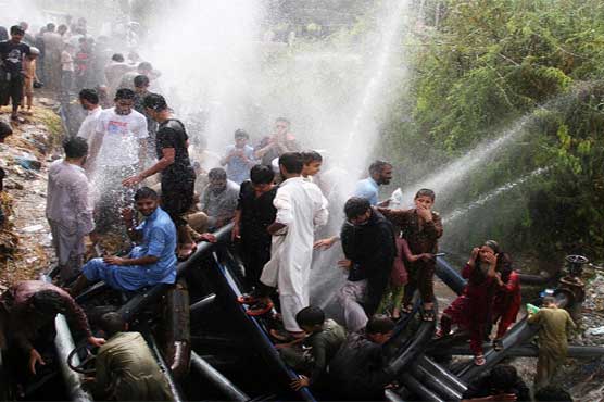 Karachi: Citizens break Water Board pipeline, bath in water