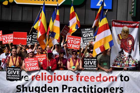 Hundreds protest against Dalai Lama in Britain