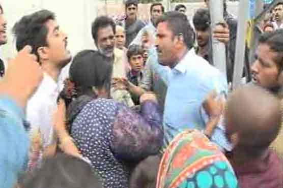 Scuffle witnessed between locals outside State Bank in Multan