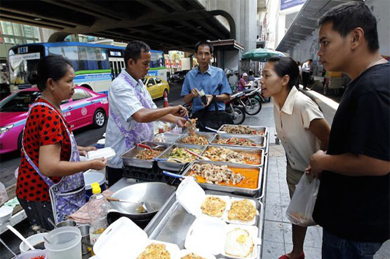 Crackdown on Bangkok street stalls as pedestrians vie for space