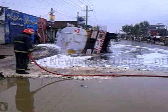 Hafizabad: Oil tanker overturns at Gujranwala Road 
