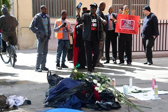 LA police shooting victim 'tried to grab gun' 