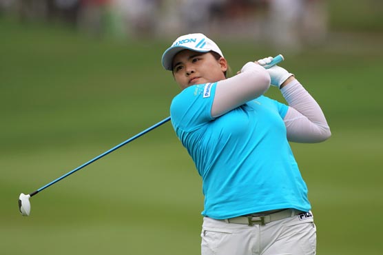 Golf: Last-gasp birdie keeps Park on top