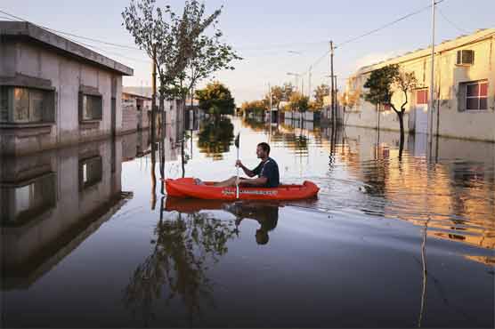 12 die, thousands evacuated in Argentine flooding