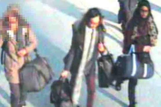 Families of schoolgirls who fled UK for Syria criticise police