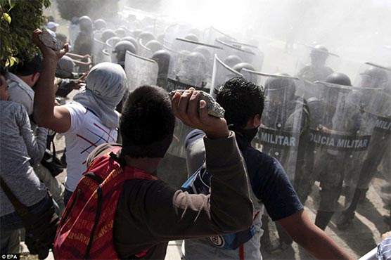 Mexican soldiers arrest 14 police over kidnapping